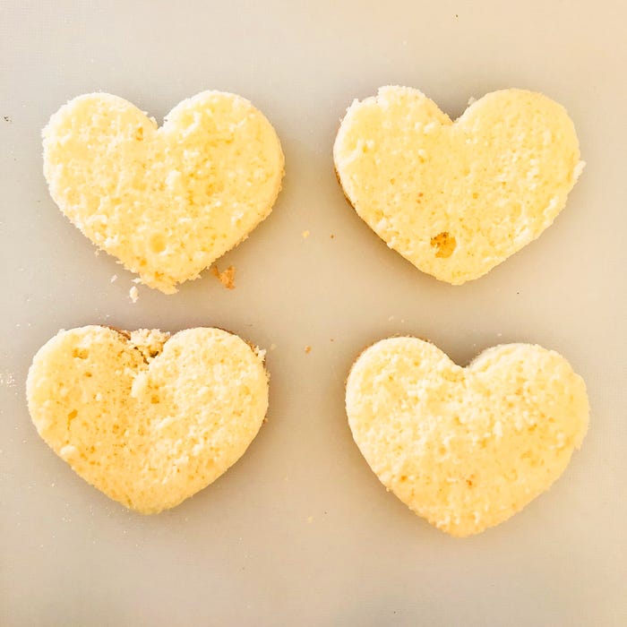 手順1:スポンジは横半分切り、ハートの型で4つ抜く/画像提供:柏原歩