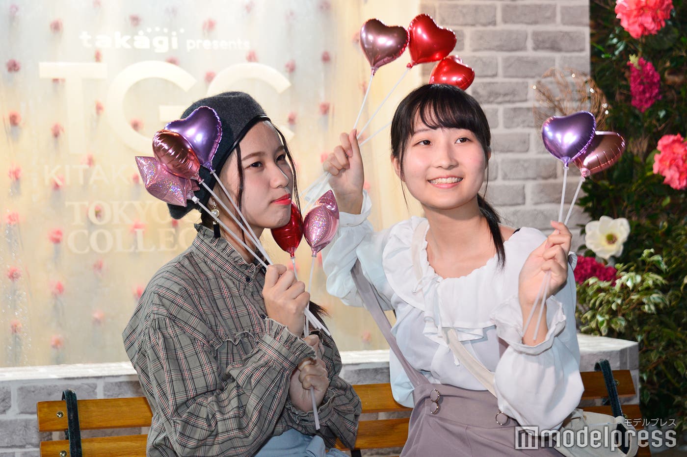 ハートのバルーンを持ってさらにSNS映え (C)モデルプレス