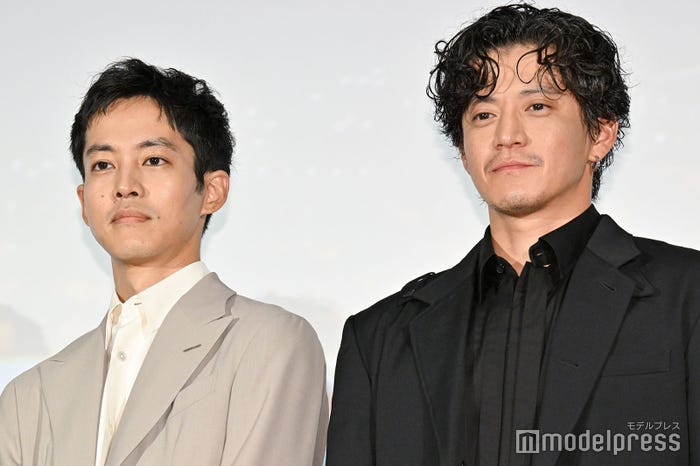 松坂桃李、小栗旬(C)モデルプレス