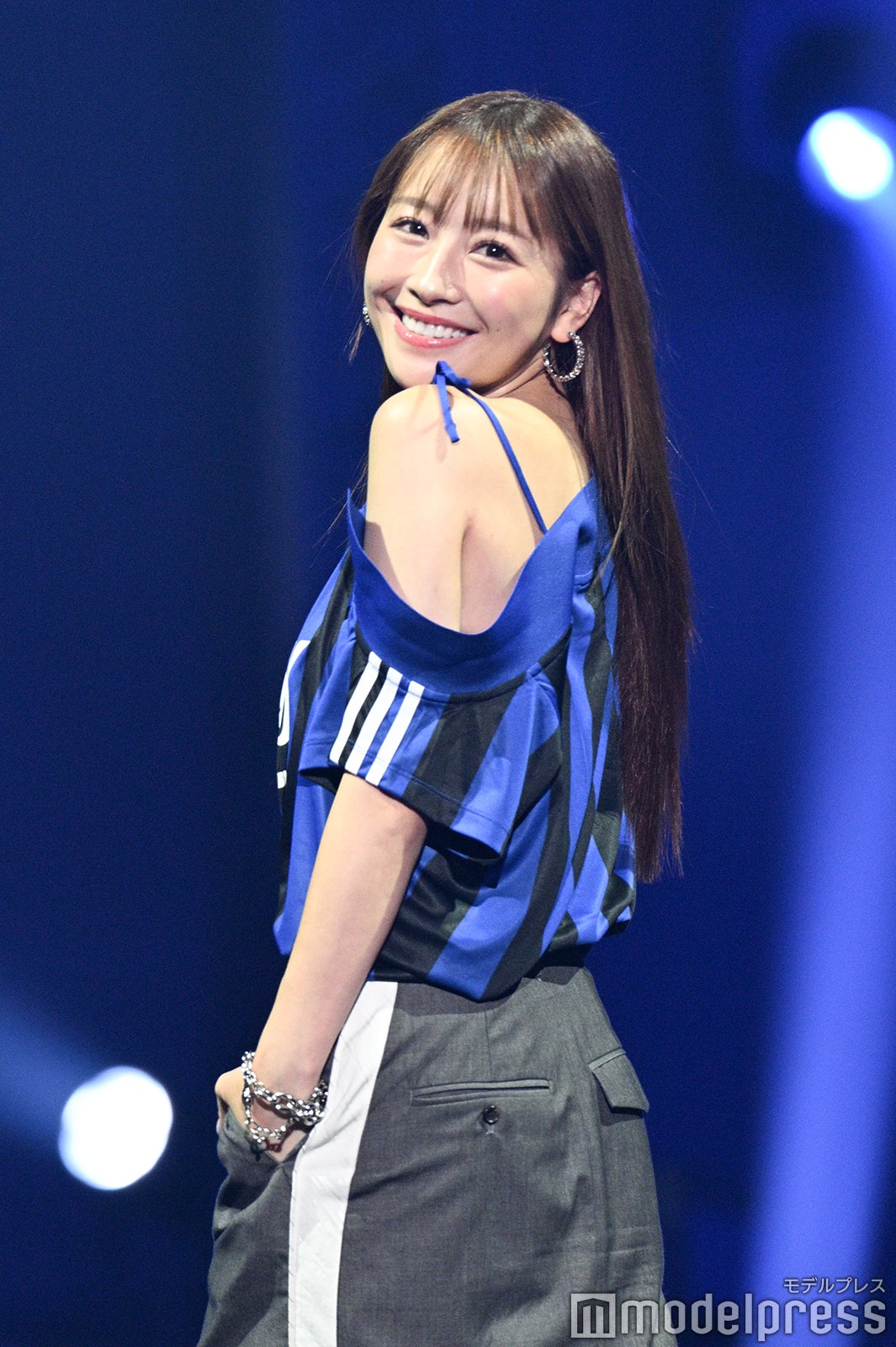 はんな、大胆肩見せ衣装でランウェイ【オキコレ2025】