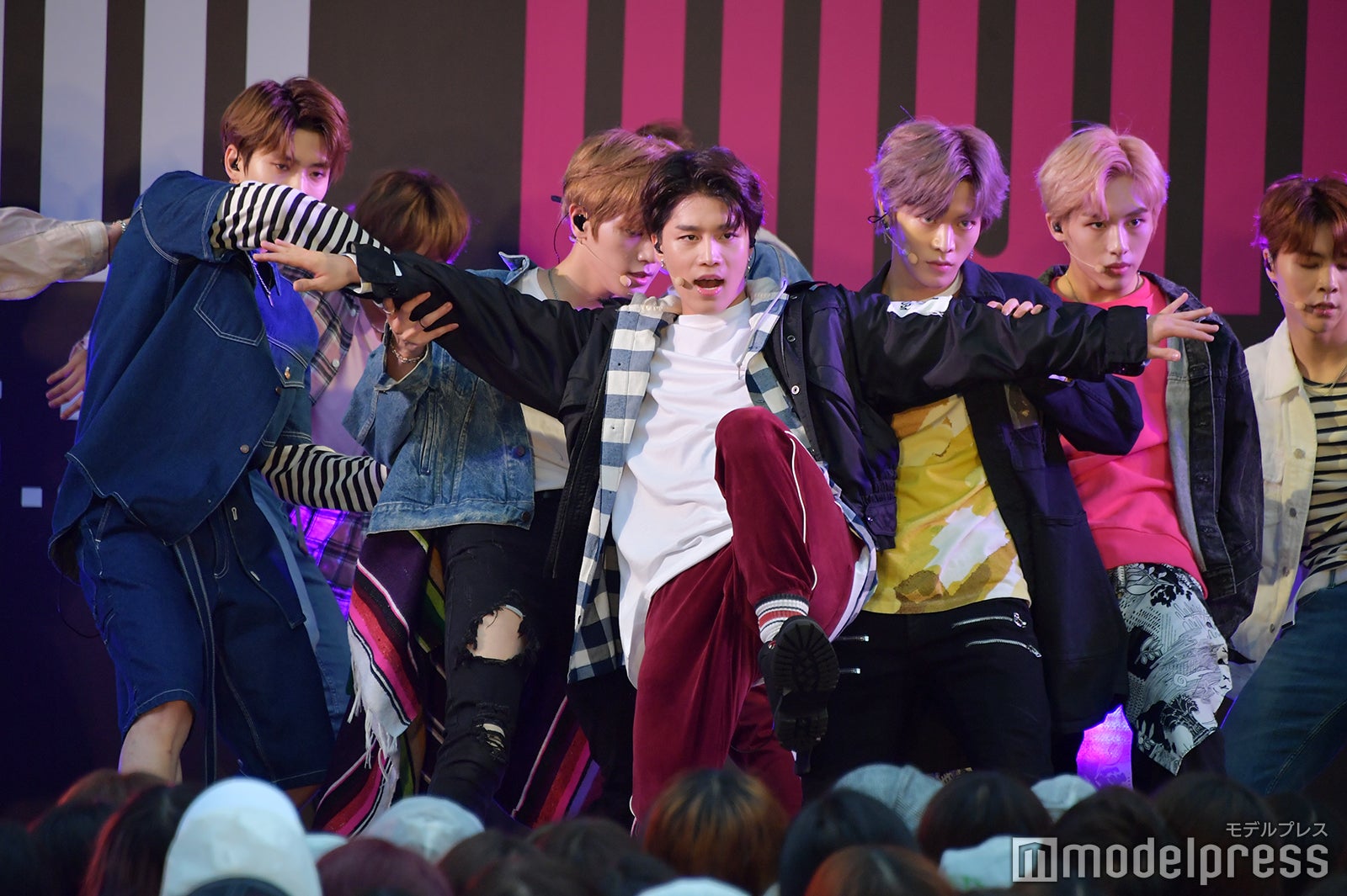 パフォーマンスを披露するNCT 127（C）モデルプレス