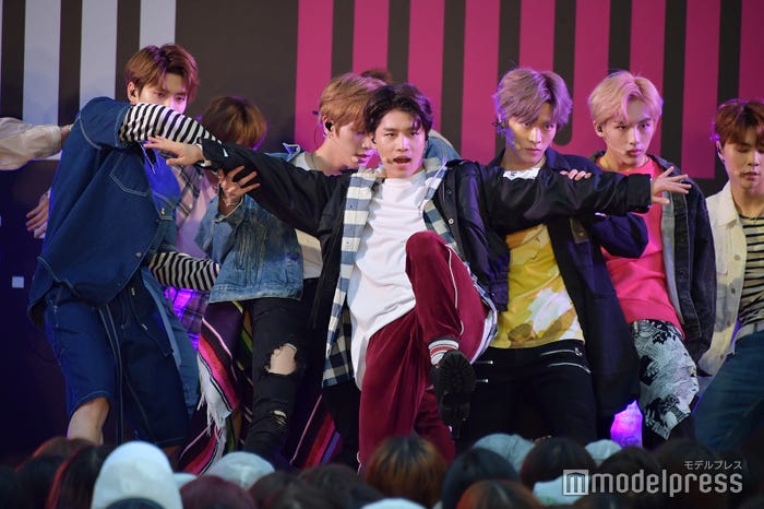 パフォーマンスを披露するNCT 127(C)モデルプレス