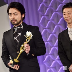 山田孝之、“最強の脱獄犯”演じたドラマが受賞 野田聖子総務大臣がトロフィー授与<東京ドラマアウォード2017>