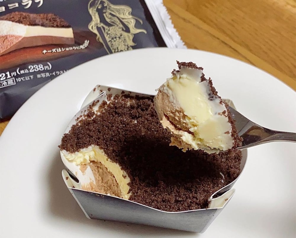 ファミリーマート「はじめは濃厚チーズなのにだんだんなめらかショコラきわだつショコラチーズケーキ」