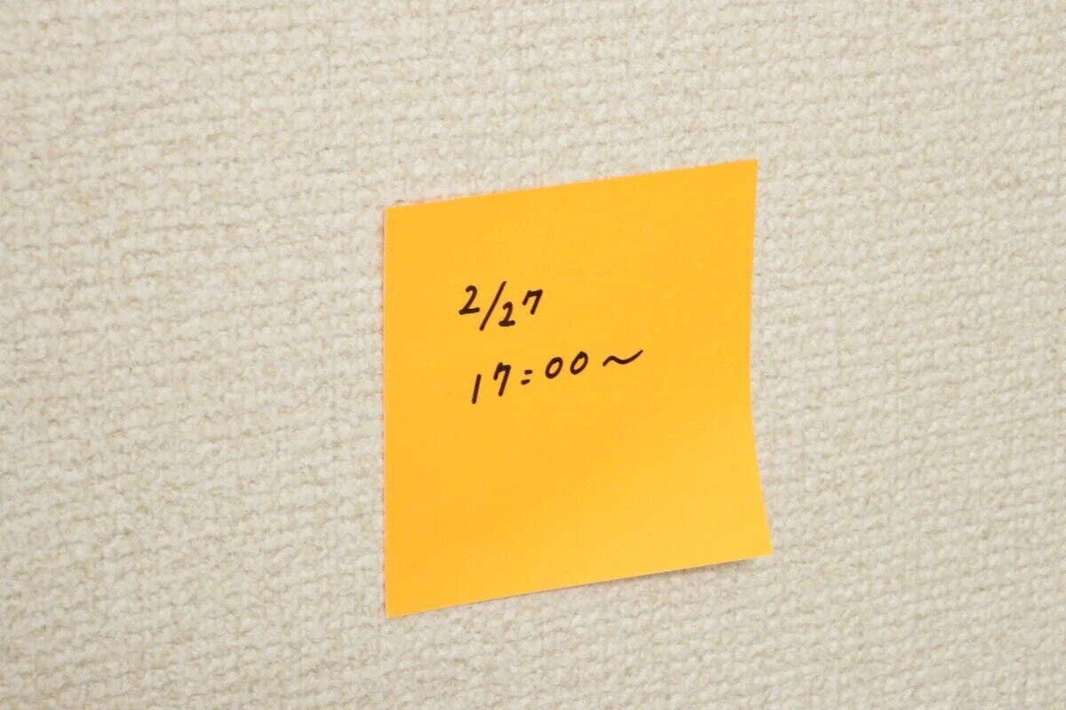 ダイソー　壁に貼れるふせん（50枚、オレンジ）　使用例