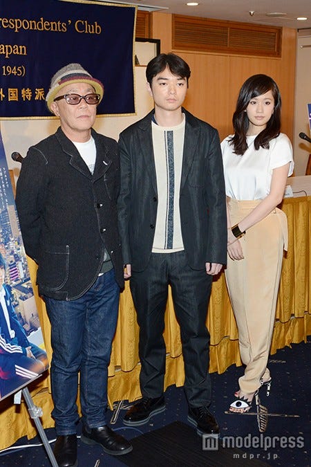 (左から)廣木隆一監督、染谷将太、前田敦子