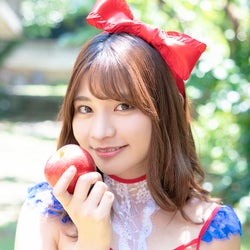 本田夕歩、豊満バストにドキッ SEXYな白雪姫風ランジェリー