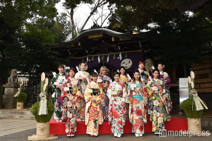 (前列左から)佐藤晴美、藤井夏恋、鷲尾伶菜、武部柚那、楓(後列左から)山口乃々華、坂東希、YURINO、SAYAKA、須田アンナ、石井杏奈(C)モデルプレス