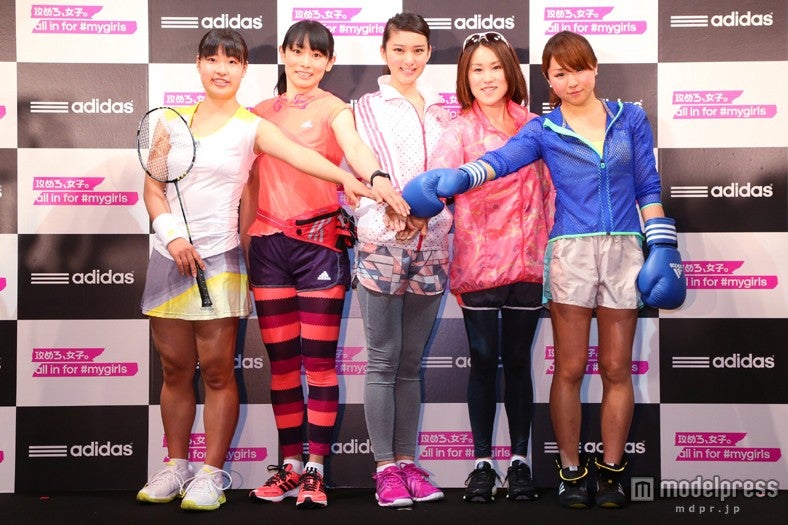 「アディダス」主催のPRイベント（左から：奥原希望選手、尾川とも子選手、武井咲、尾崎好美選手、神村エリカ選手）