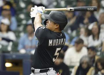 村上宗隆は4戦連発ならず 投手強襲内野安打で先制劇演出！デビューから4試合連続安打 チームは開幕4戦目で初勝利→ハイタッチの列の先頭に 元ド軍バルガスが6打点の大暴れ