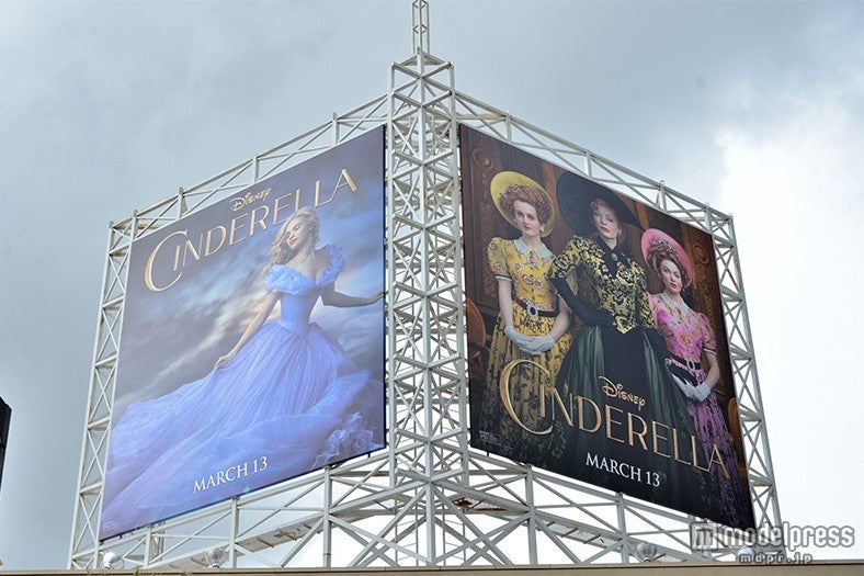 街には大きな看板も