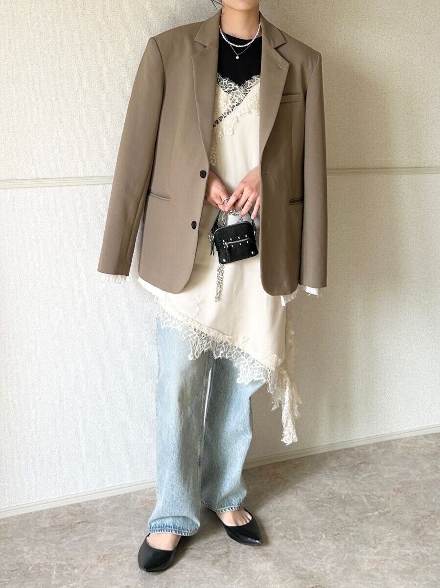 レースキャミワンピとスーピマコットンTにジャケットを合わせた全身コーデ