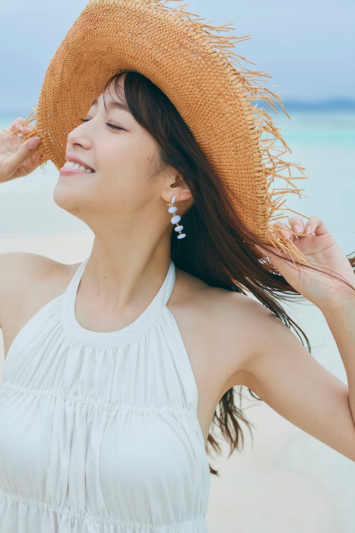 鷲見玲奈アザーカット(C)三瓶康友/集英社