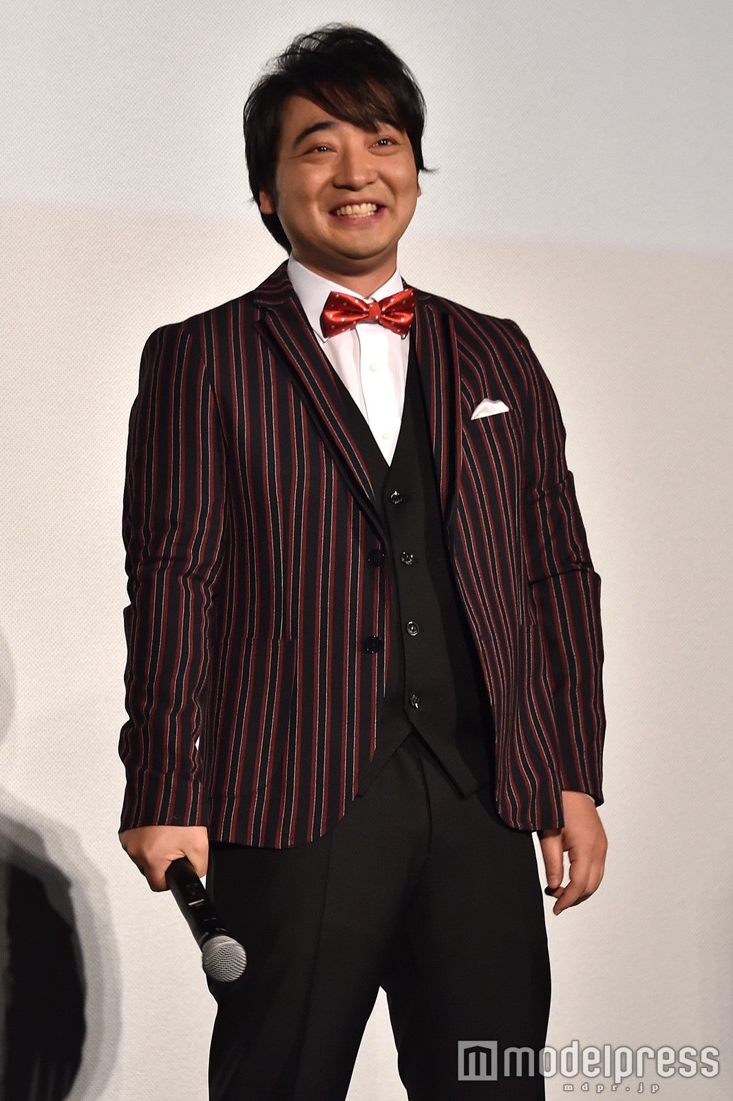 竹中直人に注意されてマイクを下ろす斉藤慎二 （C）モデルプレス