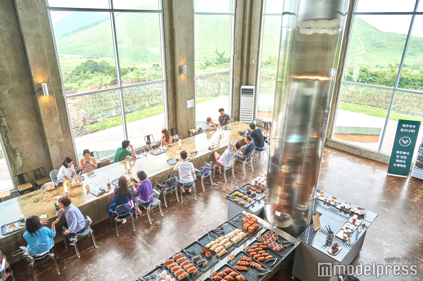 吹き抜けの空間とセビョルオルムの絶景が広がる大きな窓が解放感いっぱい！（C）モデルプレス