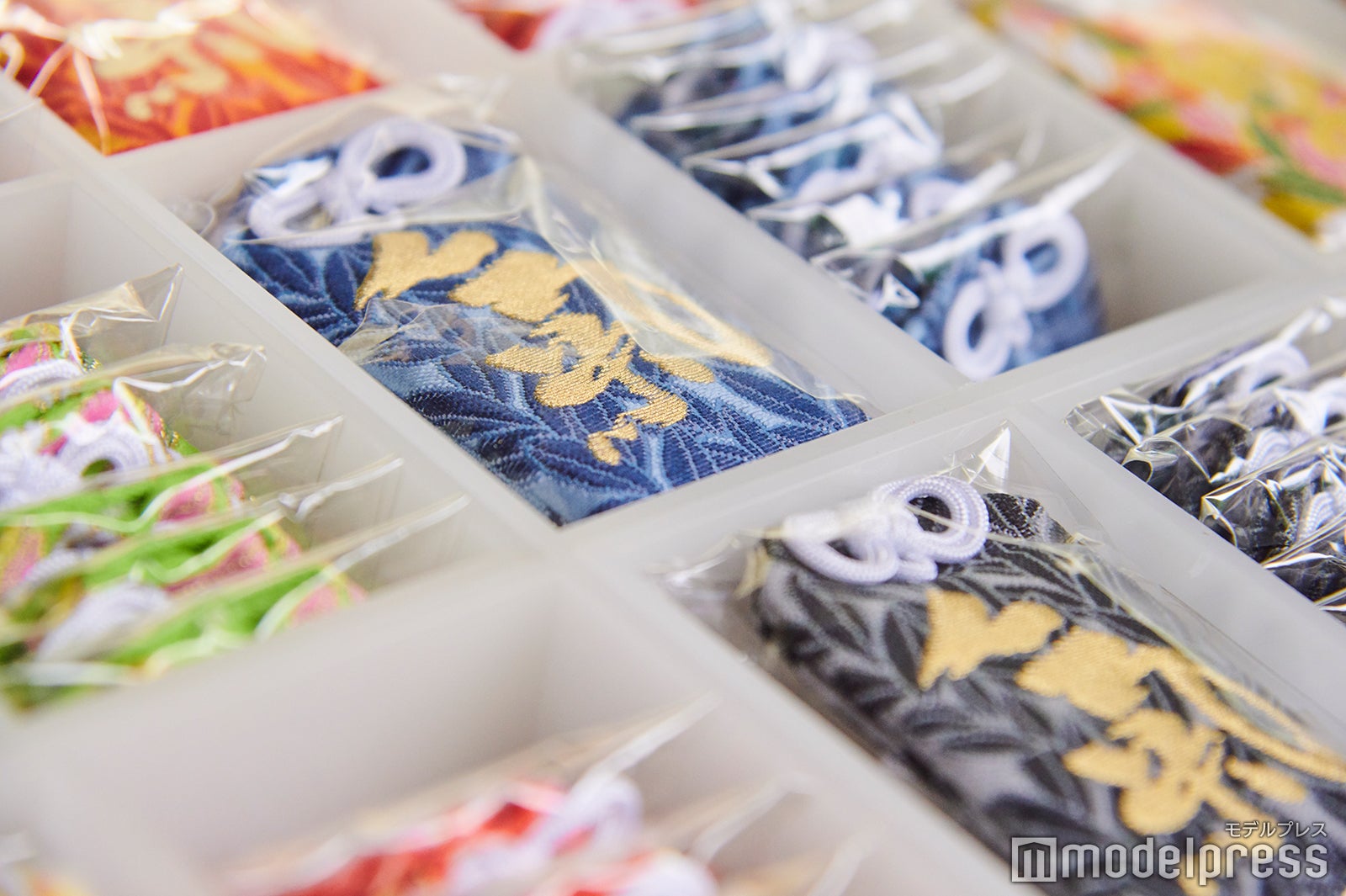 様々なご利益のある色とりどりのお守り（C）モデルプレス