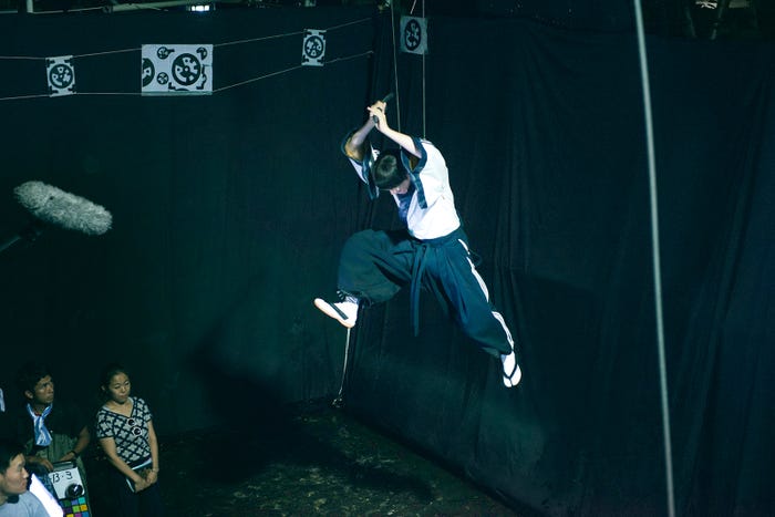 ギャグだけじゃない!アクションシーンのメイキング写真(C)空知英秋/集英社 (C)2017「銀魂」製作委員会