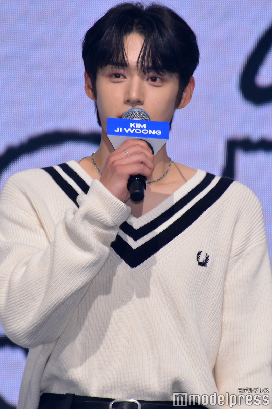 挨拶するキム・ジウン（C）モデルプレス