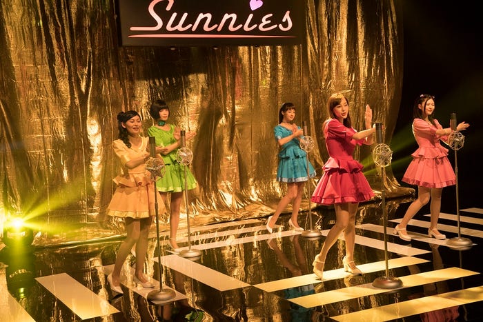 「ロマンス交差点」を歌い踊るサニーズ(提供写真)