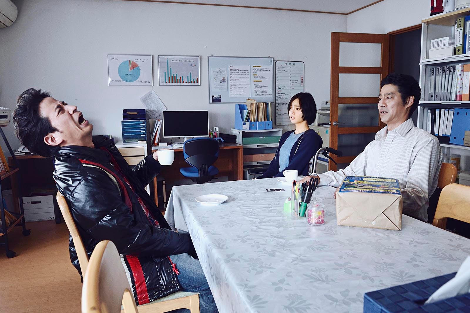 岡田准一、平手友梨奈、堤真一（C）2021「ザ・ファブル 殺さない殺し屋」製作委員会