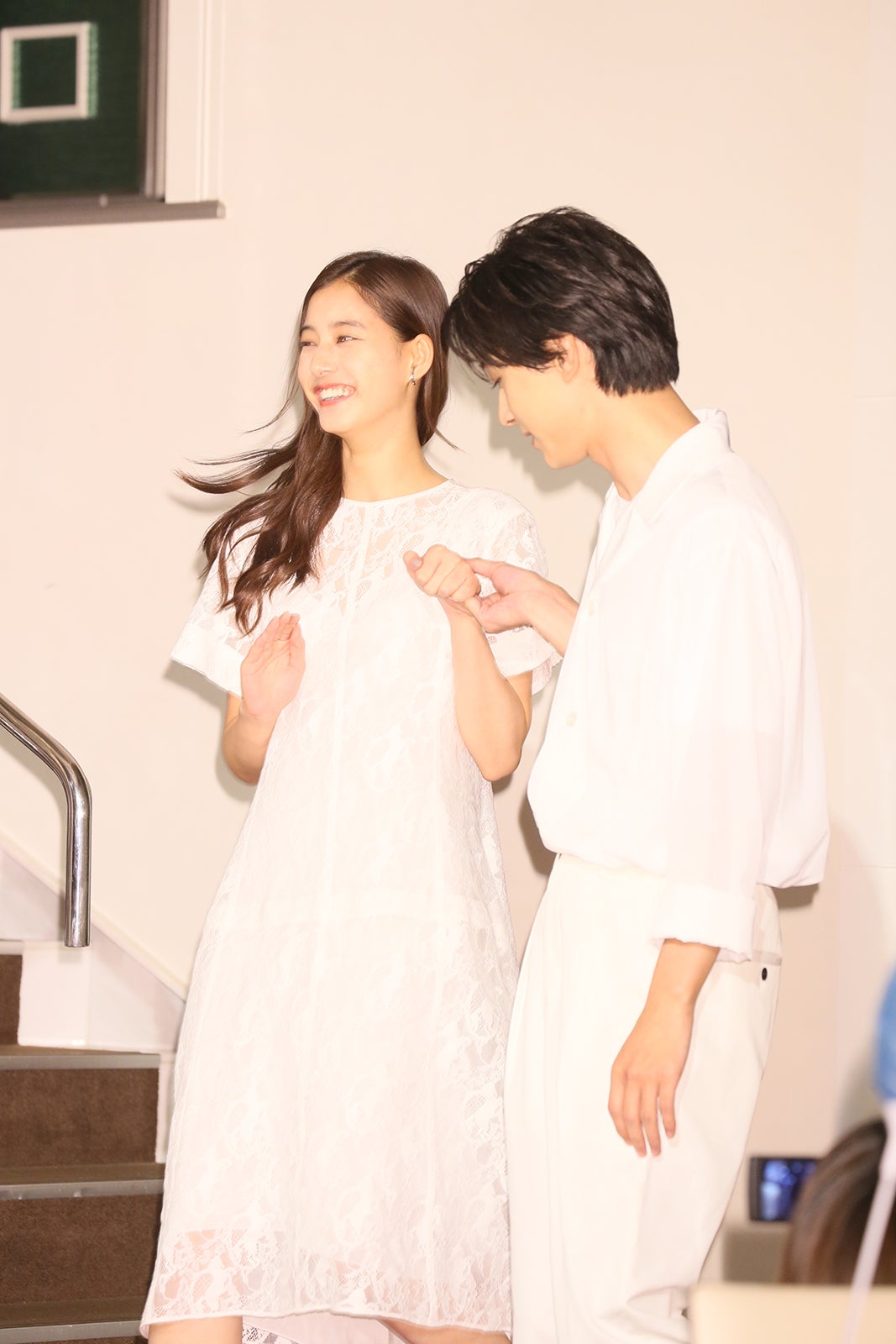 新木優子をエスコートする吉沢亮（提供写真）