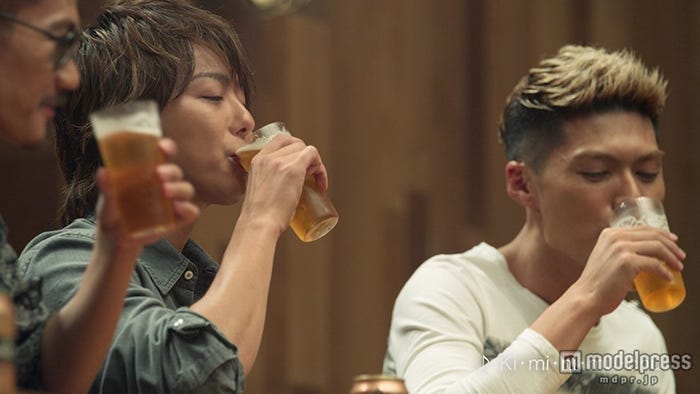 TAKAHIRO、SHOKICHI/新CM「カウンターの男たち」篇より