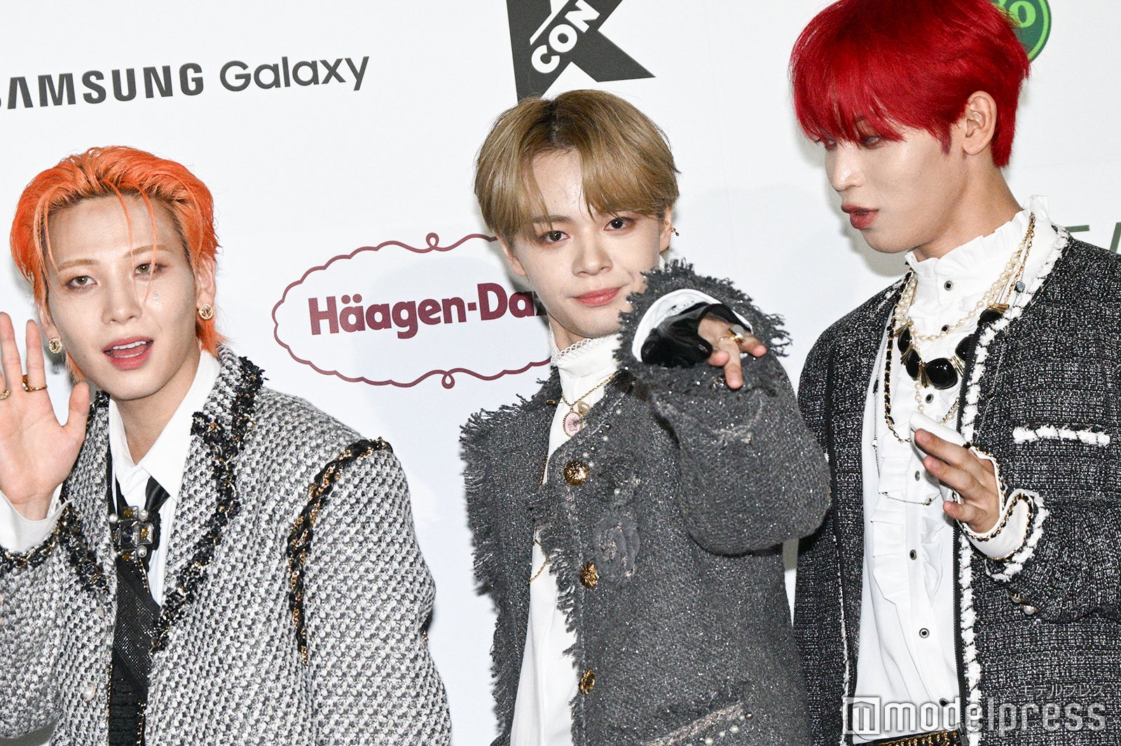 ポーズを決める鶴房汐恩を見つめる與那城奨（C）モデルプレス