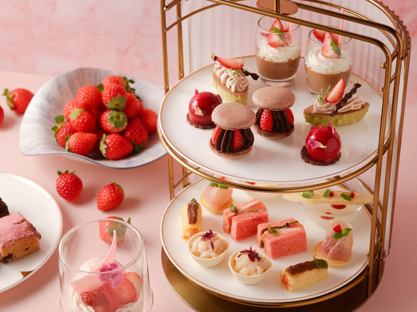 恋するいちごアフタヌーンティー with リンツチョコレート（提供写真）