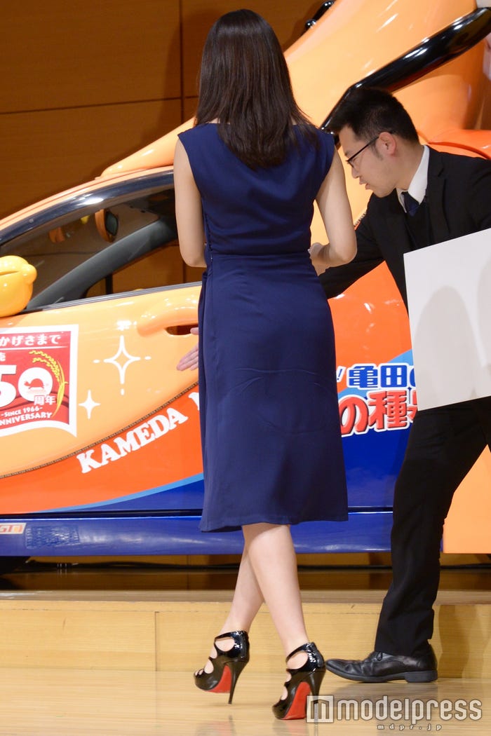 シルエットが美しいドレスで登場(C)モデルプレス