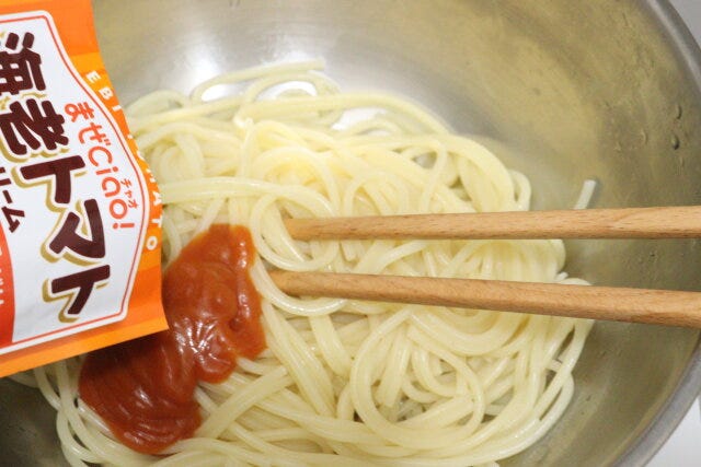 ダイソー まぜCiao!海老トマトクリーム ダイソーのまぜCiao!海老トマトクリームをパスタに絡める