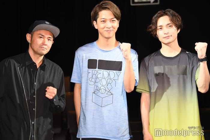 (左から)TETSUHARU氏、寺西拓人、矢田悠祐(C)モデルプレス
