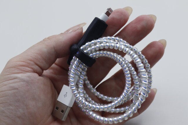 セリア　スマホケーブルカバークリップ　ケーブルクリップ　まとめる
