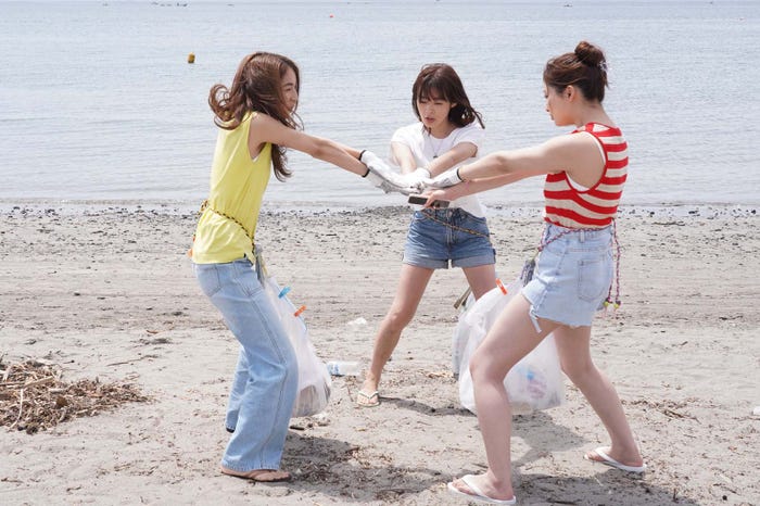 仁村紗和、森七菜、吉川愛「真夏のシンデレラ」第1話より(C)フジテレビ