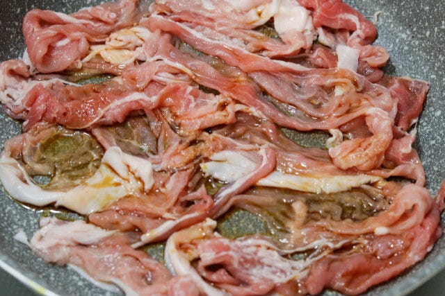 下味用のにんにく、しょうゆ、酒を入れ、指で軽くなじませる。