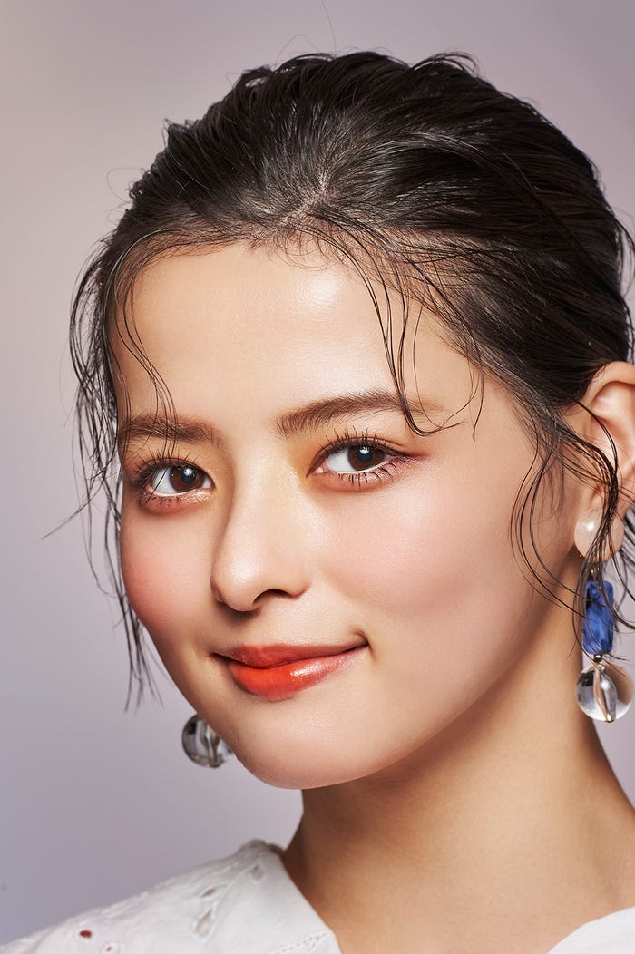 <MAKE UP TREND>マスク生活の中、目元を強調するならマスカラを思いっきり乗せるのが今季流!マスカラを濃くする分、アイシャドウは薄めにすることでより目元が引き立ちます。黒目の上下に丸く乗せると女性らしい印象がアップ!(提供写真)