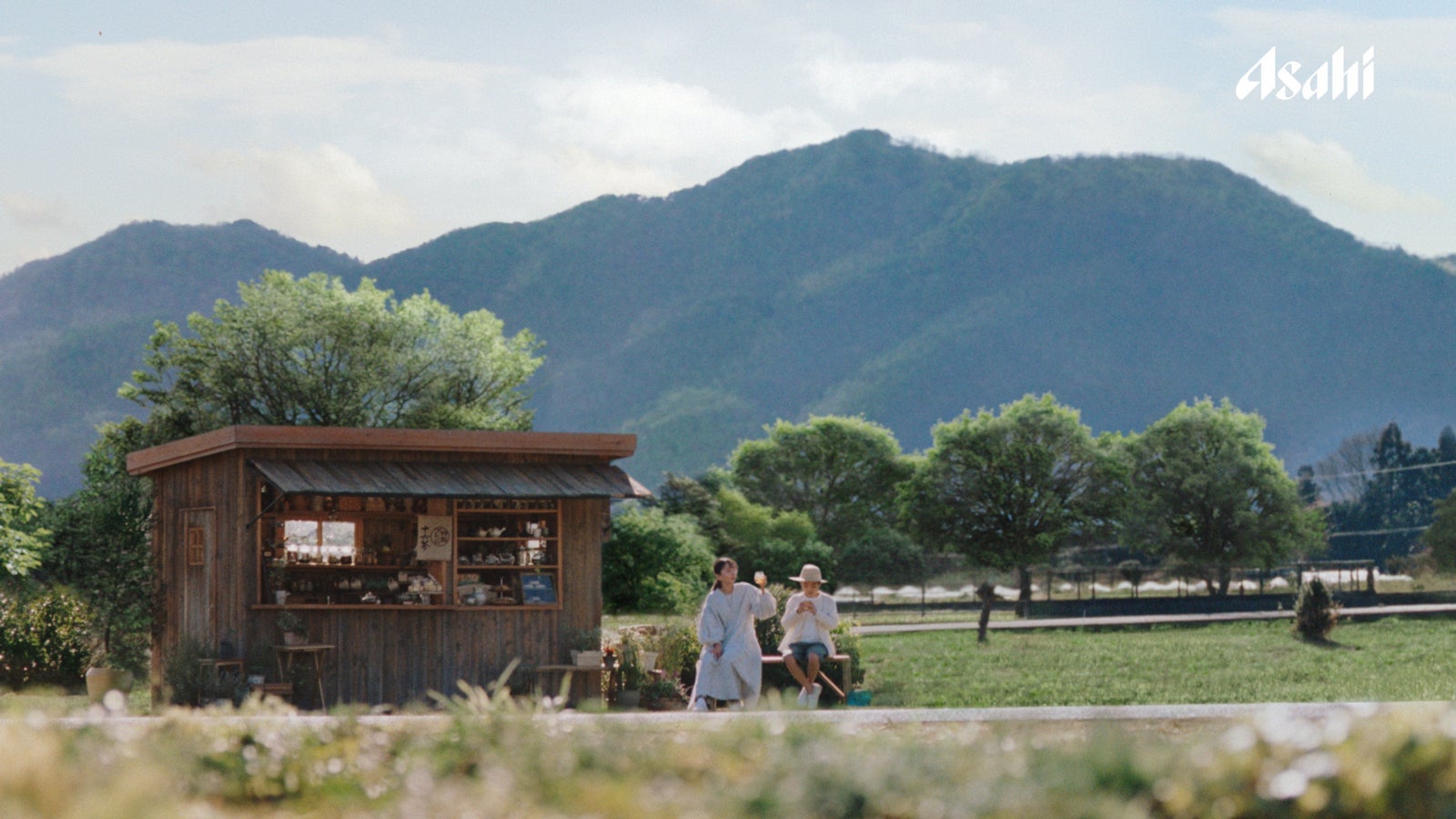 （左から）新垣結衣、斎藤汰鷹／新TVCM「お姉さんの割砕トーク編」より（提供写真）