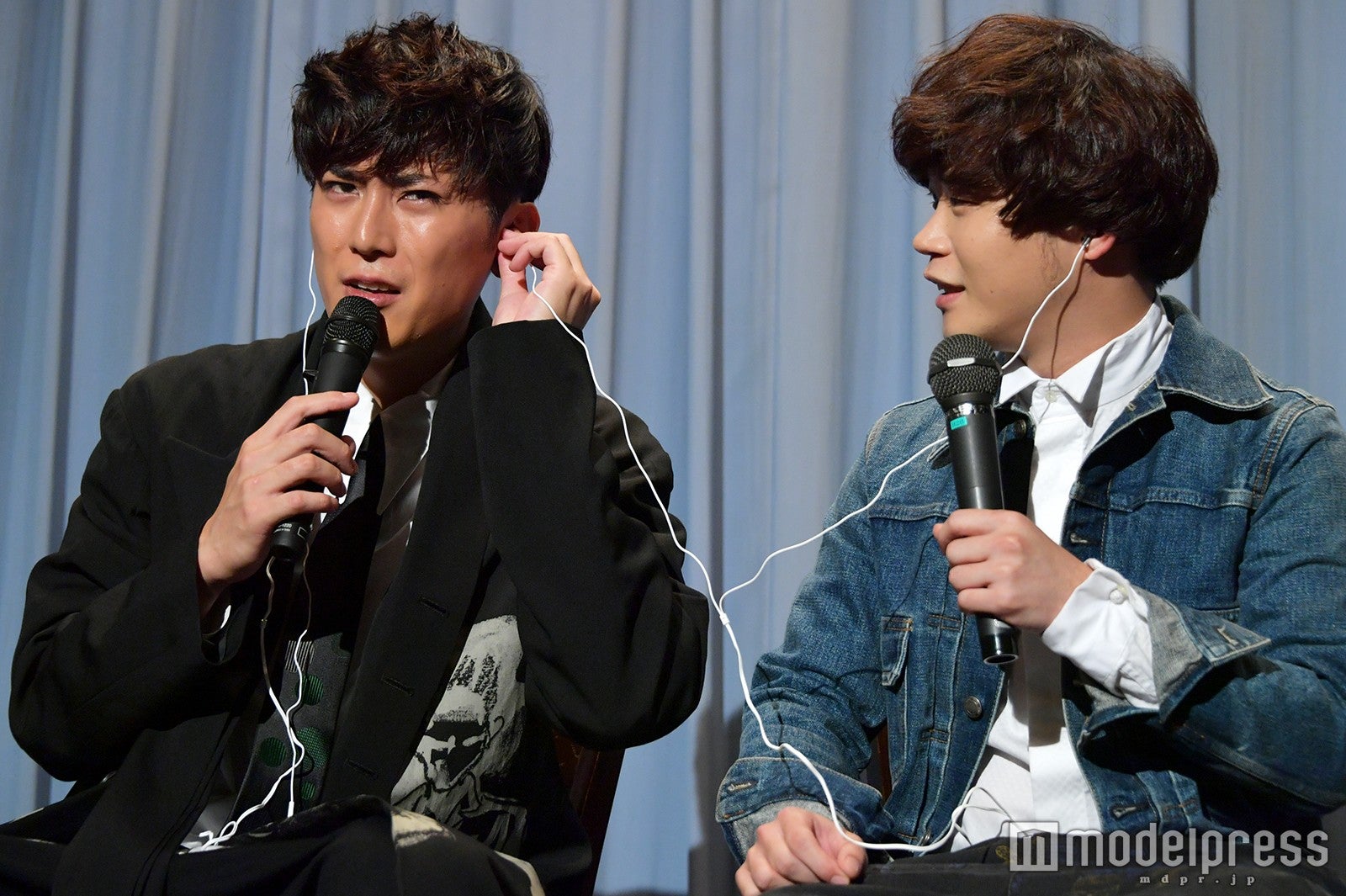 イヤホンを分け合う2人 （C）モデルプレス