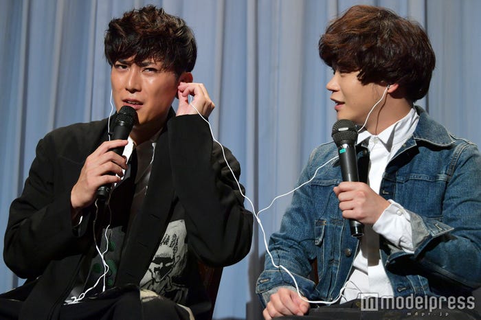 イヤホンを分け合う2人 (C)モデルプレス