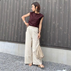 大人女子におすすめの《ノースリーブTシャツ》コーデ12選|ストラップが太めで大人でも着こなしやすい!