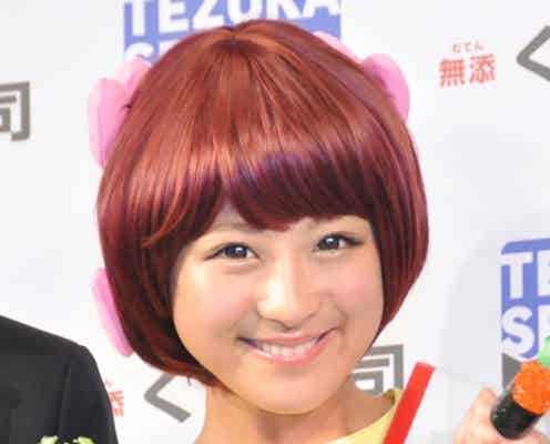 鈴木奈々、キュートなコスプレでキスをせがむ