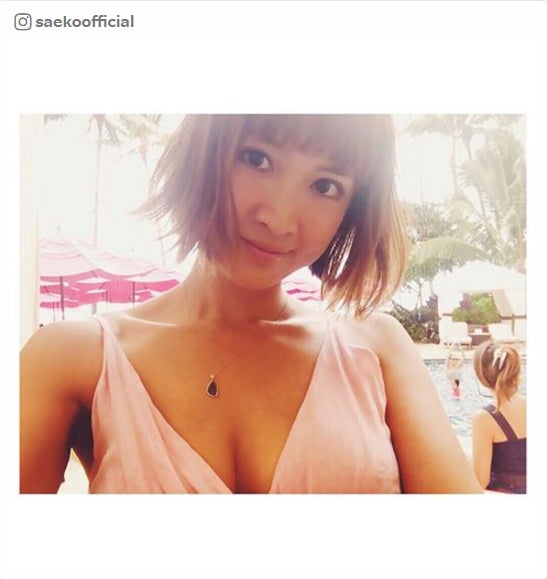 紗栄子、胸元ざっくりSEXYワンピで美バスト披露「キレイな谷間」「目のやり場に困る」の声