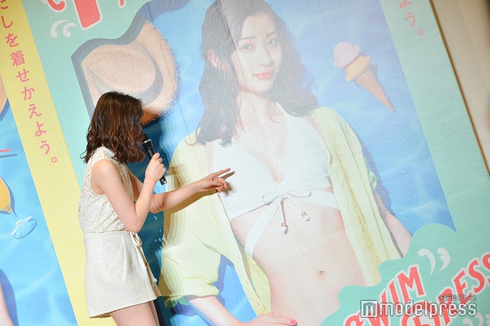 盛れ具合を自ら解説する足立梨花(C)モデルプレス