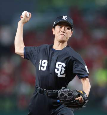 山崎育三郎が始球式 19番黒ユニで剛球投げ込みガッツポーズ 場内大歓声 美声も披露「誰が為」も歌唱
