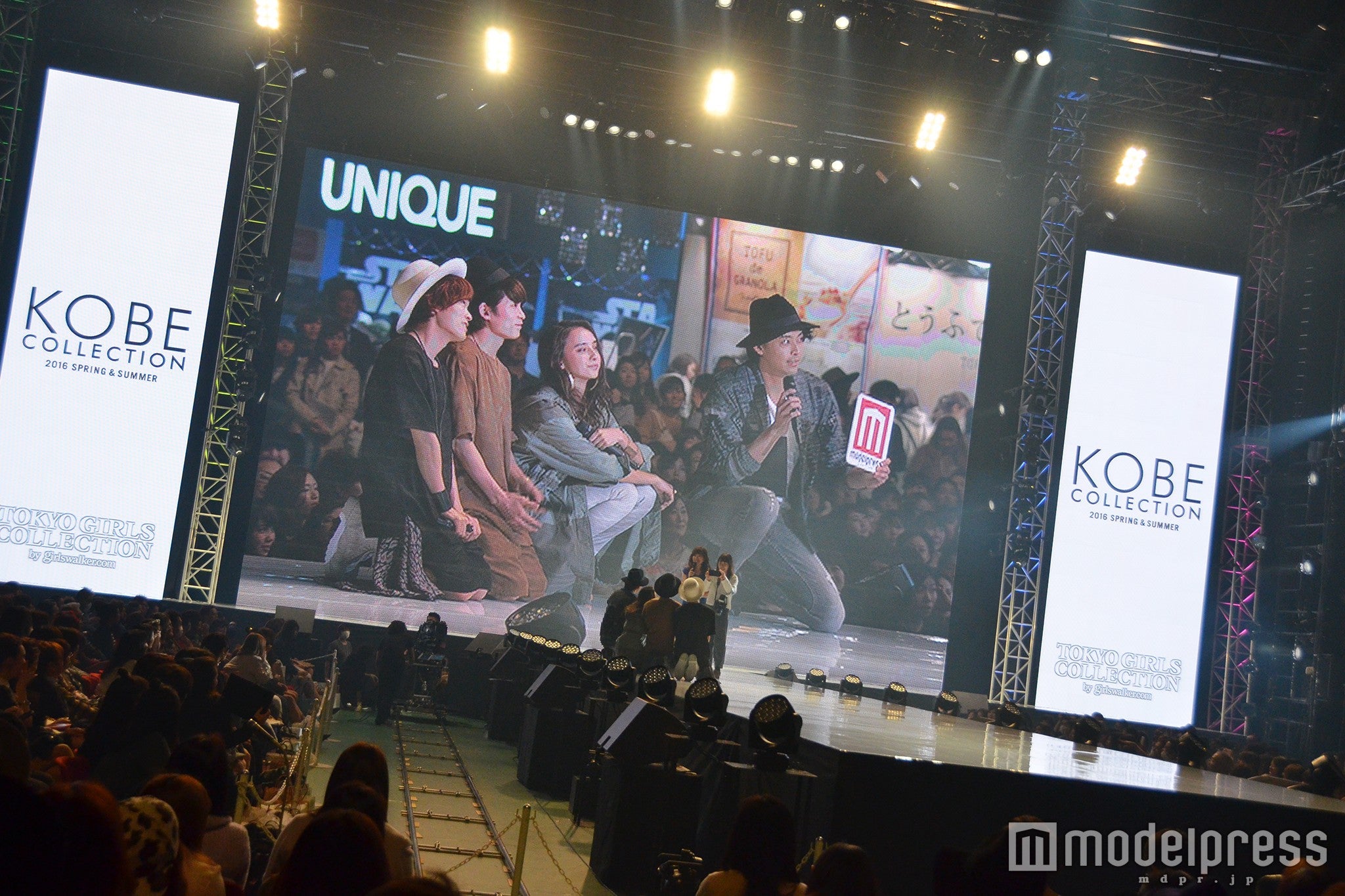 ステージ上で観客と記念撮影！（C）モデルプレス