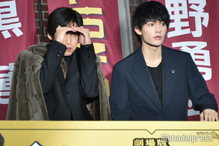 カメラを探す目黒蓮、なにかに驚く佐野勇斗(C)モデルプレス