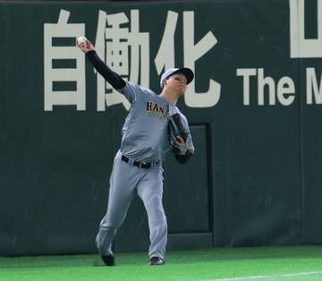 阪神 森下翔太が左翼守備でビッグプレー！左翼線の打球を二塁へノーバンストライク送球 ダルベックが余裕でタッチアウトに