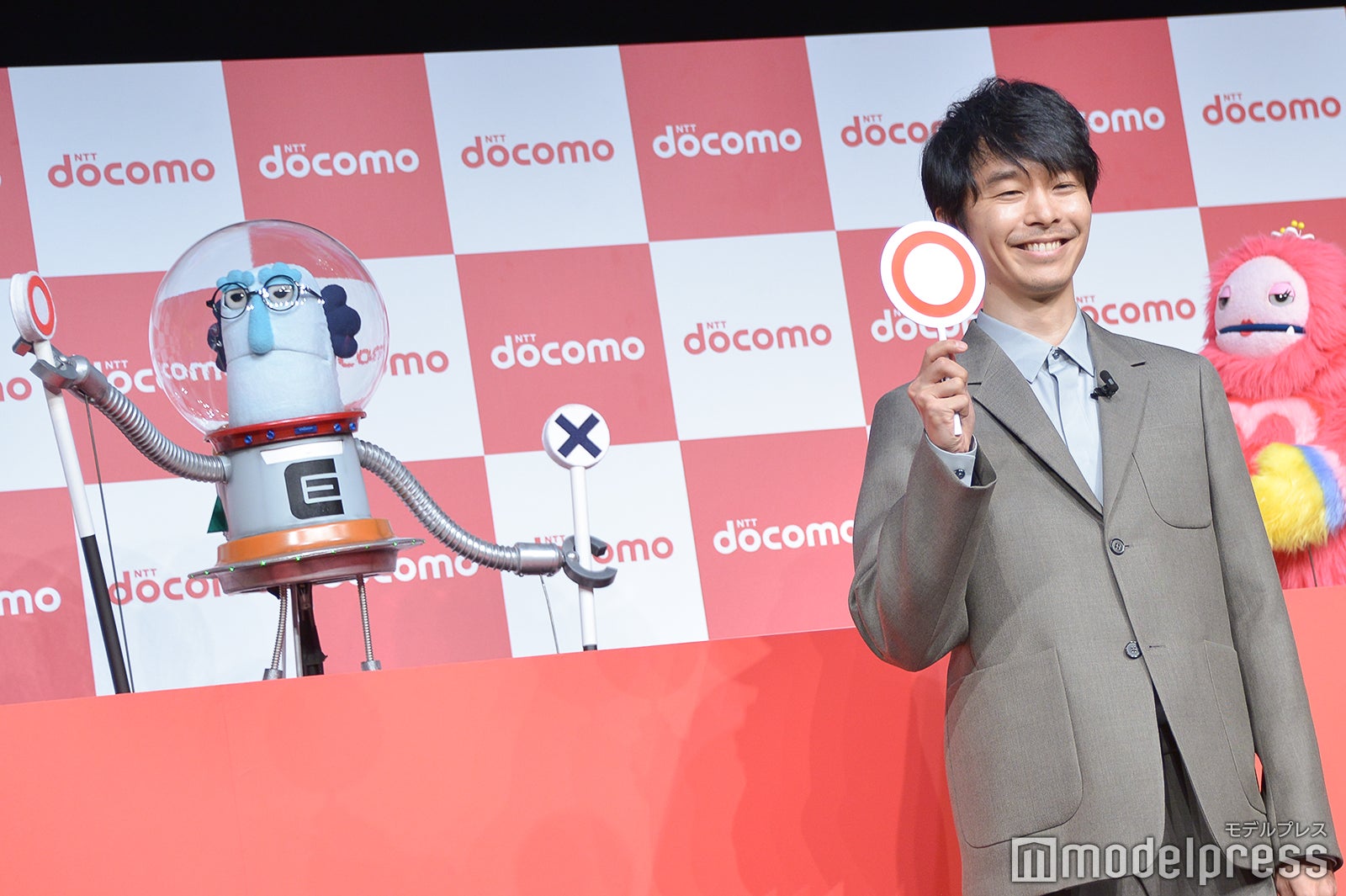 ○✕クイズに挑む長谷川博己 （C）モデルプレス