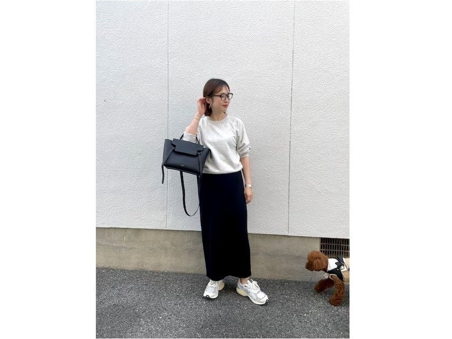 大人のスウェットコーデは、モノトーンでスタイリッシュに　出典：WEAR