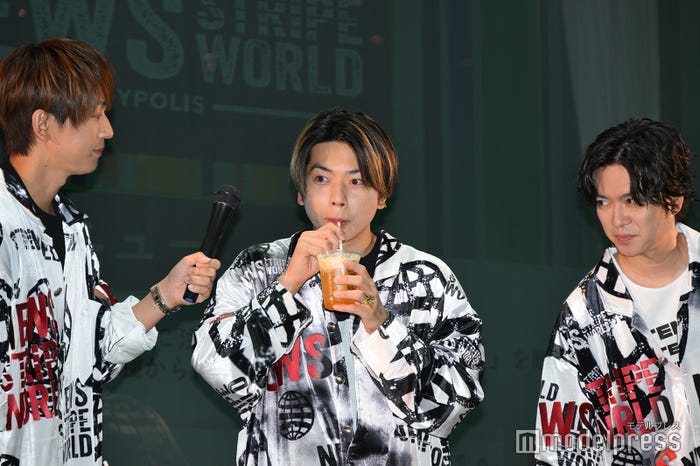 マイクサポートしながら増田貴久の食レポを見守る小山慶一郎、加藤シゲアキ(C)モデルプレス