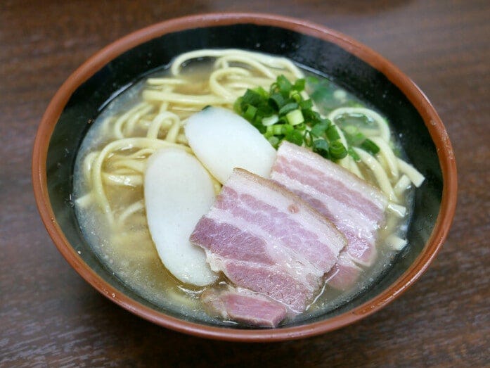 ヤージ小の沖縄そば（税込550円）（2022年4月23日撮影）